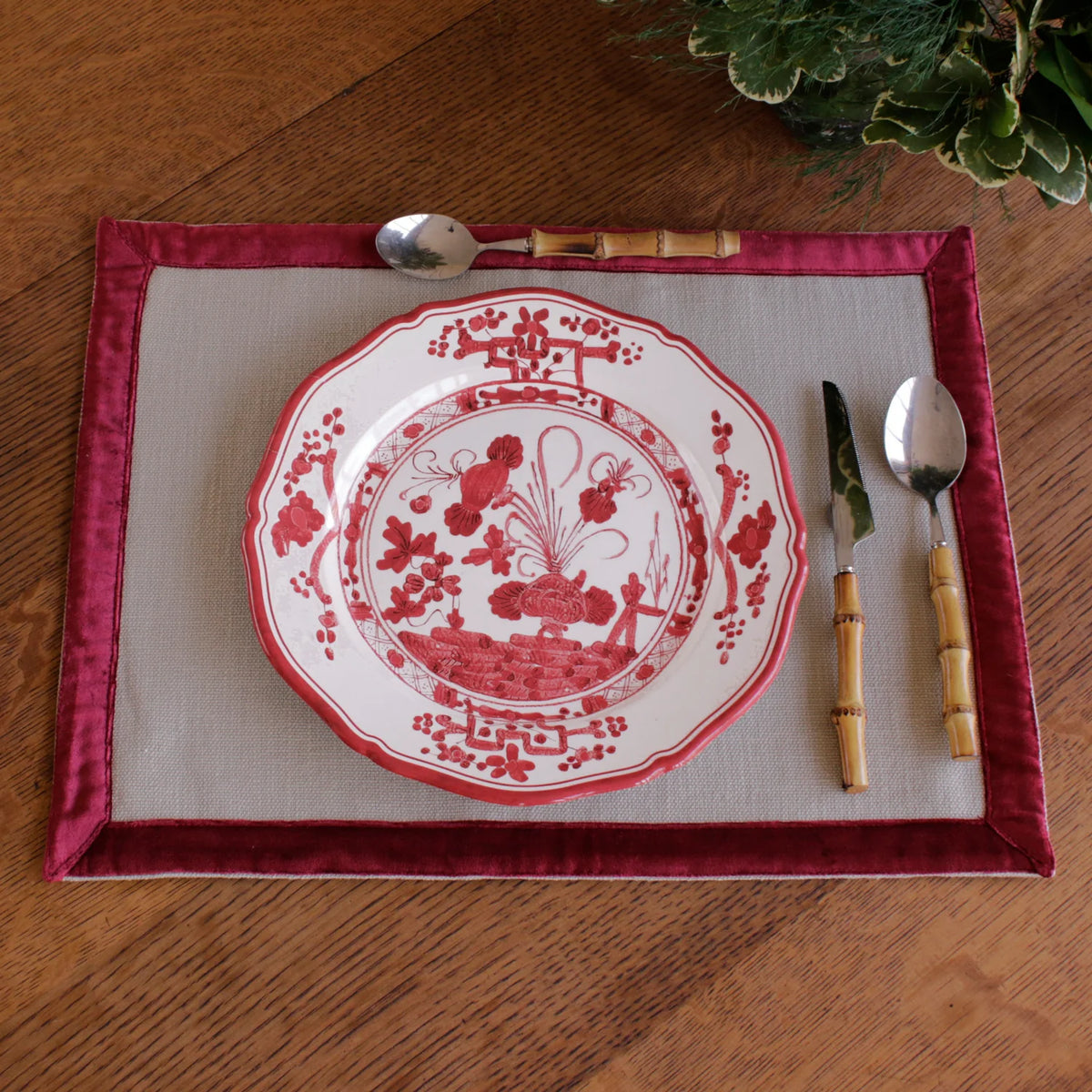 VIDA Faenza 9" Salad Plate Set of 4 in White and Red - The Preppy Bunny