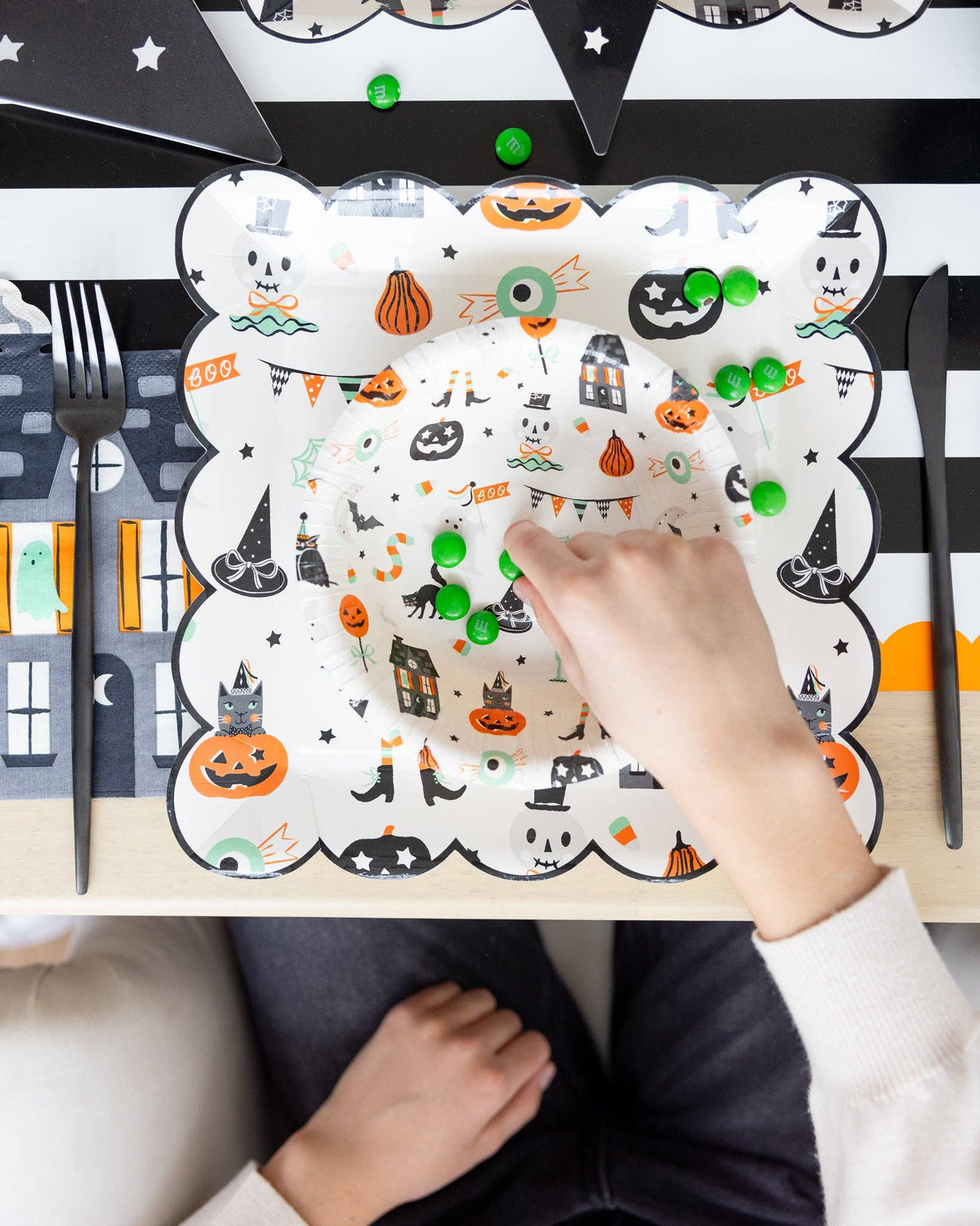 Tricks &amp; Treats 10&quot; Paper Plates - The Preppy Bunny