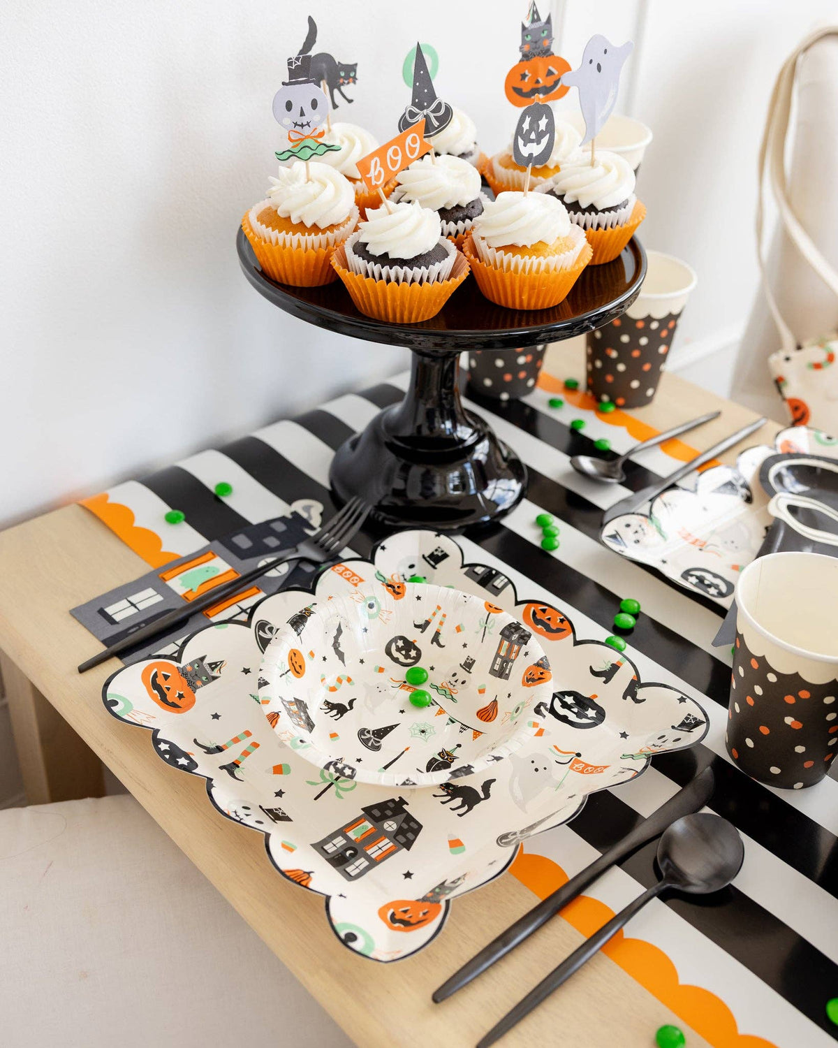 Tricks &amp; Treats 10&quot; Paper Plates - The Preppy Bunny