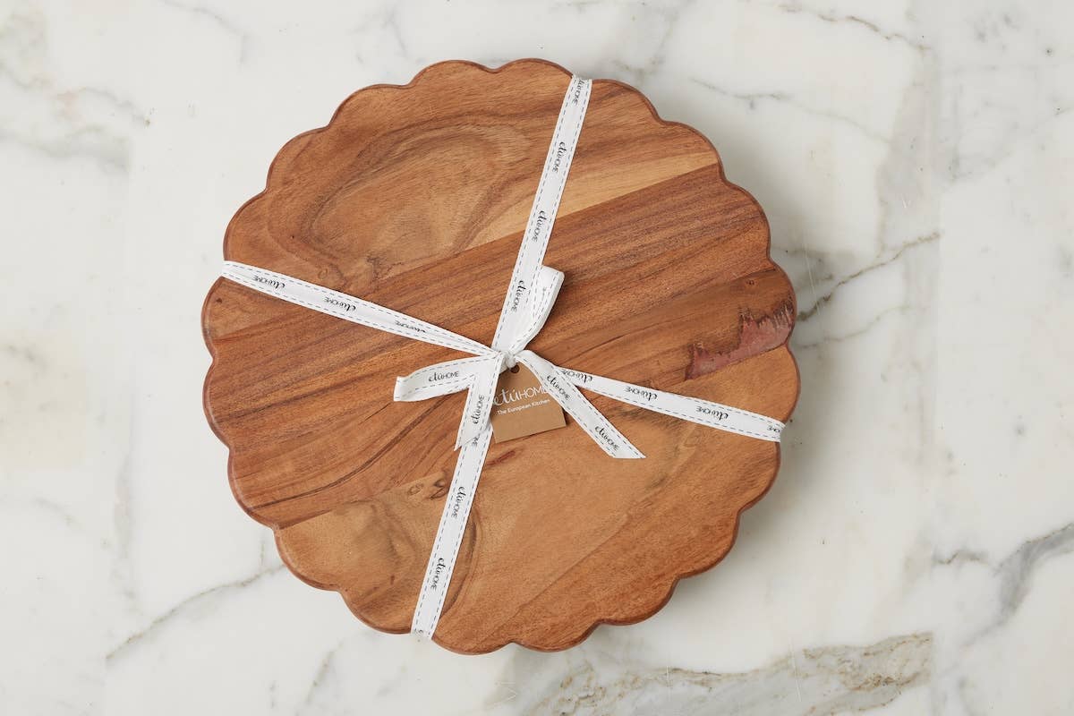 Scalloped Large Round Trivet Riser in Natural - The Preppy Bunny